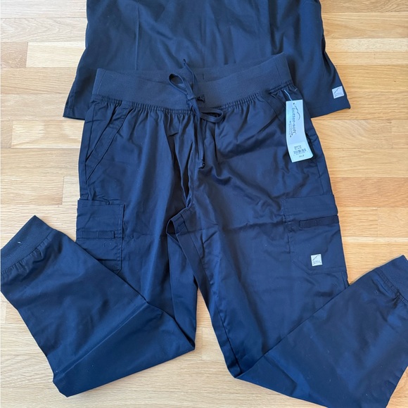 NWT UA Butter-Soft Stretch Scrub Set Black V-Neck BSS452 & Jogger BSS708 Size M - Picture 5 of 15